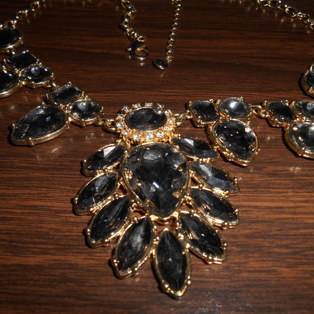 FASHION JEWELRY NECKLACE GOLD TONE WITH BLACK BEADS
